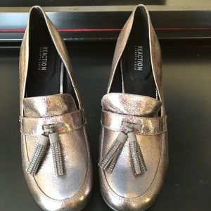 “Happy Change” heeled loafers - metallic pewter.